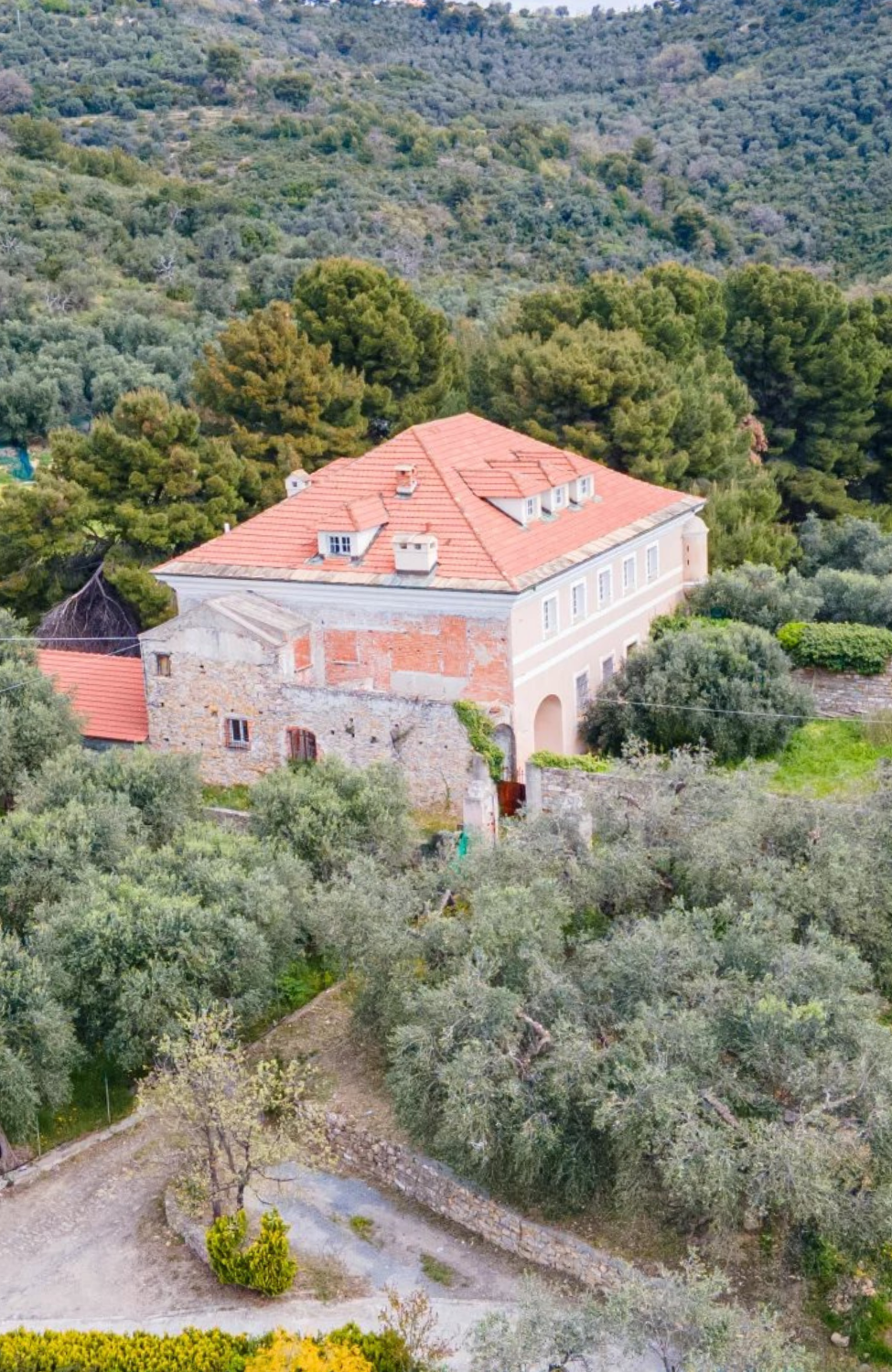 Tenuta con due Ville Indipendenti Immerse nel Verde