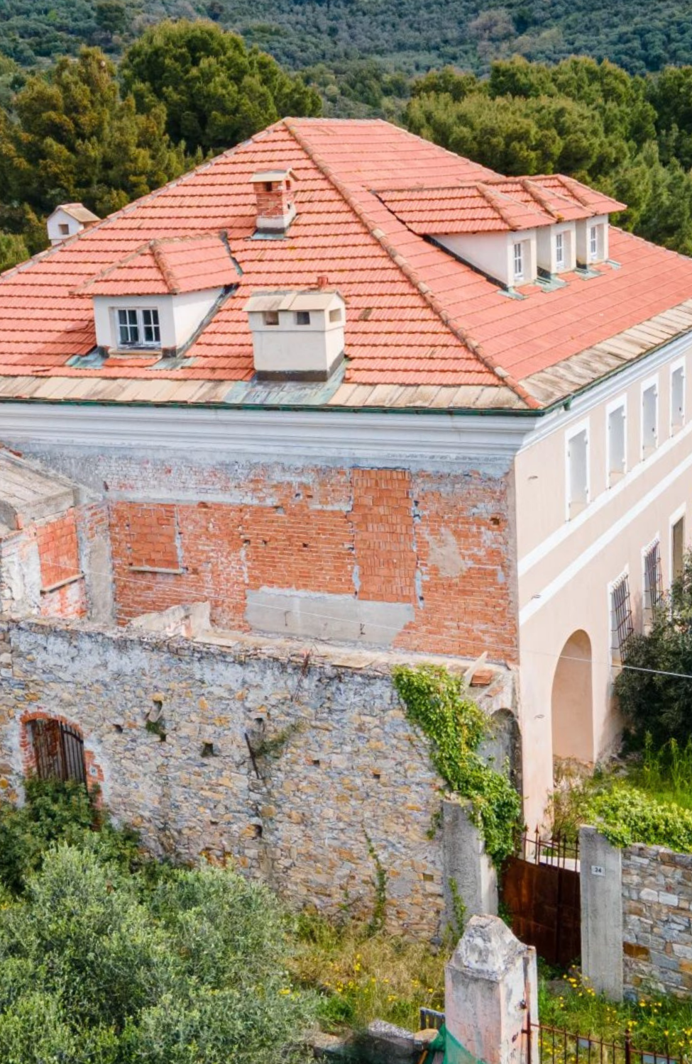 Tenuta con due Ville Indipendenti Immerse nel Verde