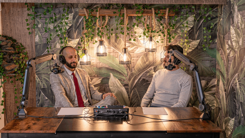 “Due chiacchiere con?”: come scegliamo gli ospiti del podcast di Agenzia Moderna